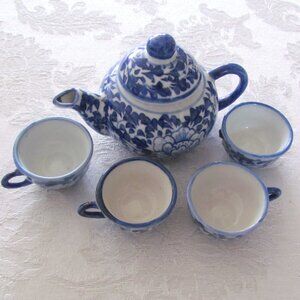 CHILDREN'S TEA SET, BLUE & WHITE TEAPOT & CUPS